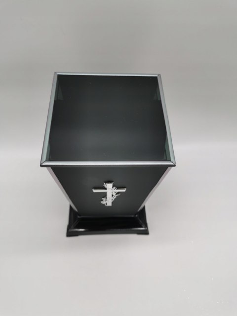 ZNICZ ZNICZE CZARNA SATYNOWA KAPLICZKA Z APLIKACJĄ