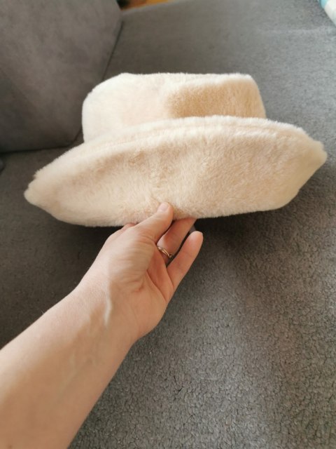 Damski zimowy kapelusz typu bucket beżowy kremowy