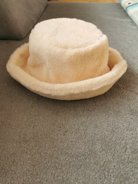 Damski zimowy kapelusz typu bucket beżowy kremowy