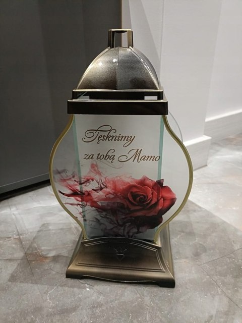ZNICZ SZKLANA KAPLICZKA Z RÓŻĄ I DEDYKACJĄ DLA MAMY ( WYBÓR KOLOR)